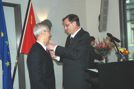 德駐華公使向陳佳洱院士頒發德聯邦十字勳章