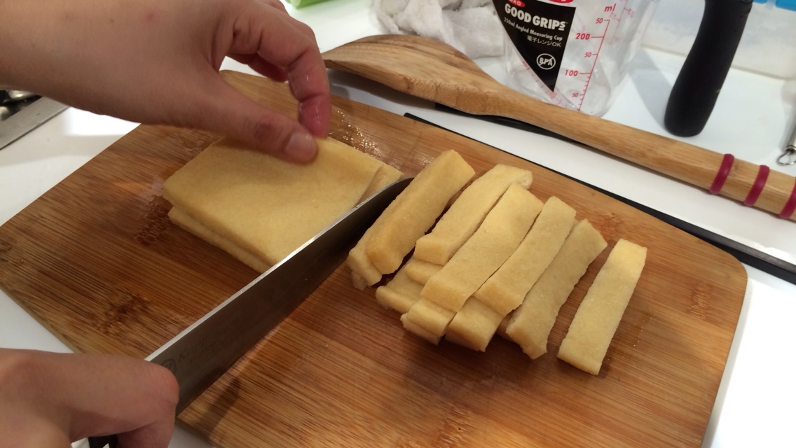 扎豆腐片味噌湯