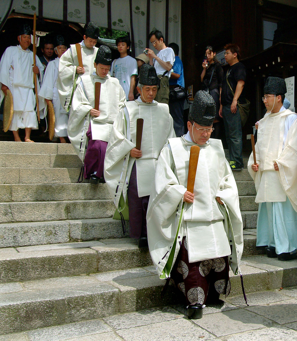 穿淺沓的日本神社神官