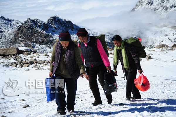 2010年11月三位藏族阿媽為官兵送菜踏雪上哨途中