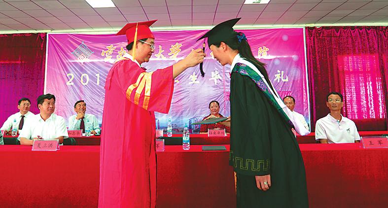 雲南民族大學校長彭金輝為畢業生拔穗正冠
