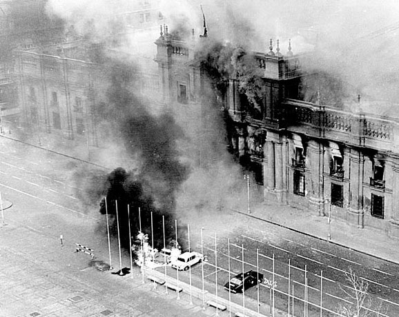 總統府冒出黑煙，皮諾切特接管了智利政權