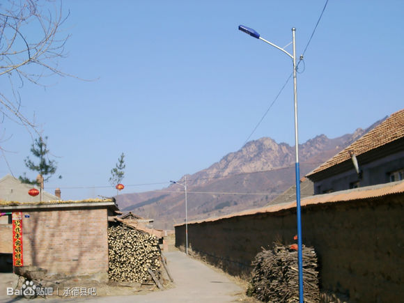 十道河村，北街路燈。