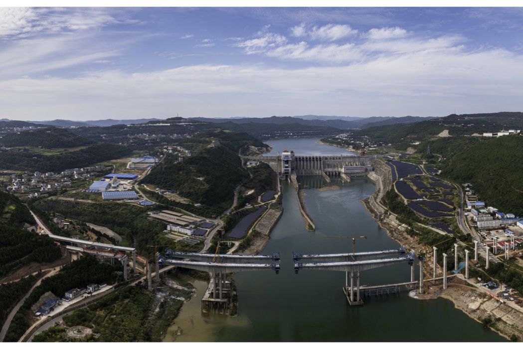 嘉陵江特大橋(國內已建成項目跨度最大連續剛構橋)