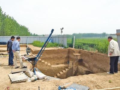 考古人員在研究發掘現場加固方案