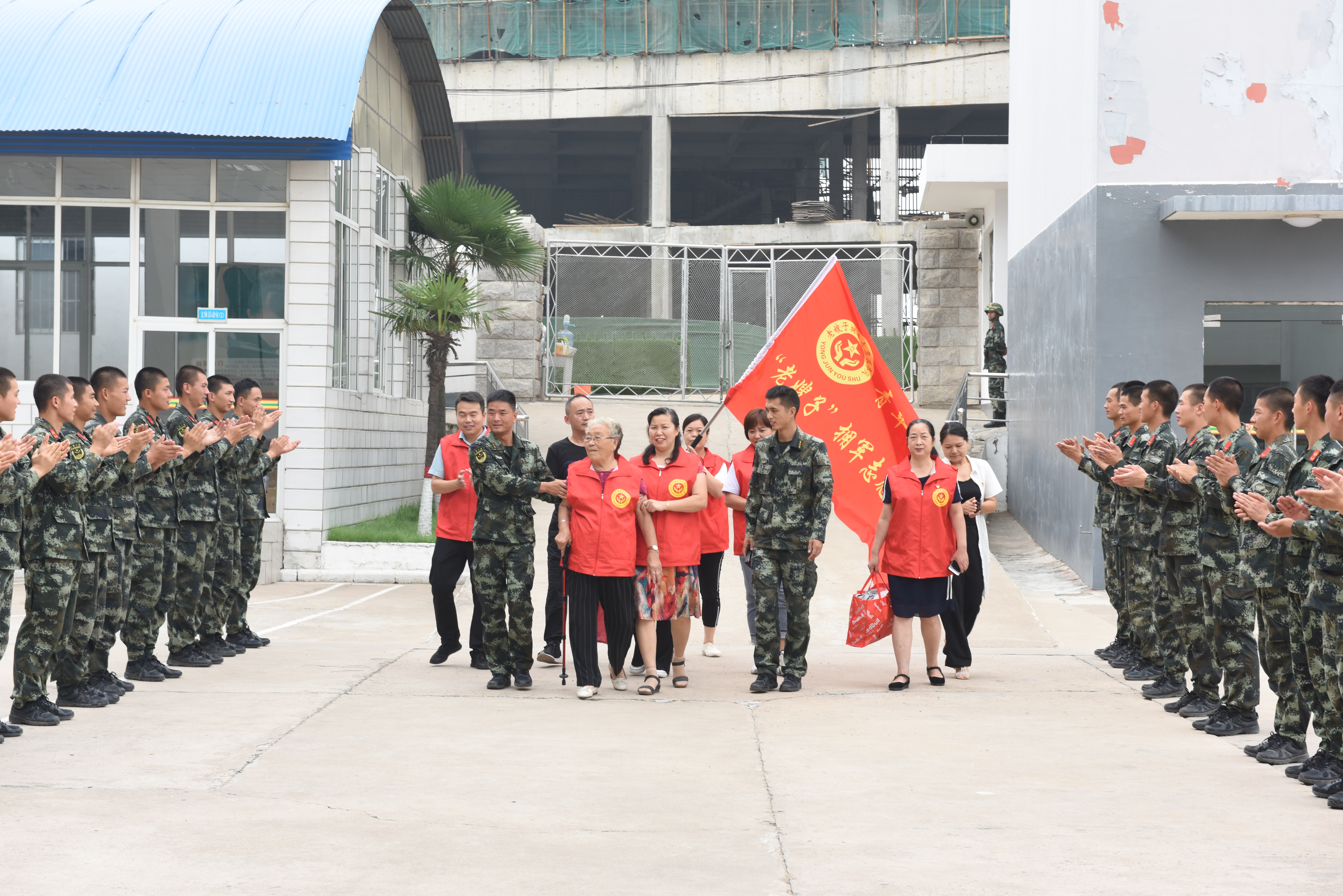 “老嫂子”擁軍志願服務隊