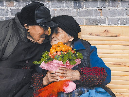 103歲老翁送105歲老伴“蔬菜花卉”傳達愛意