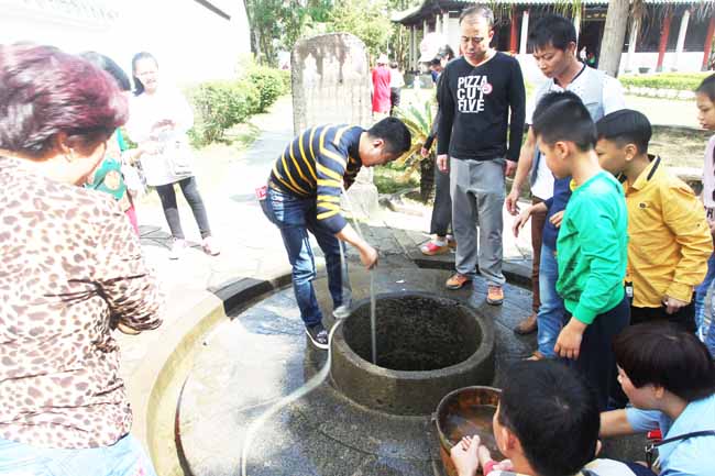 　東坡書院內“欽帥泉”吸引遊客圍觀。