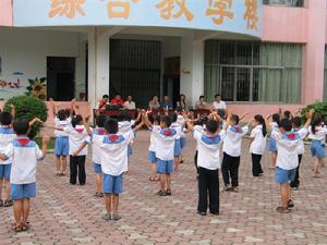 學校通過體操練習提高小學生的身體素質