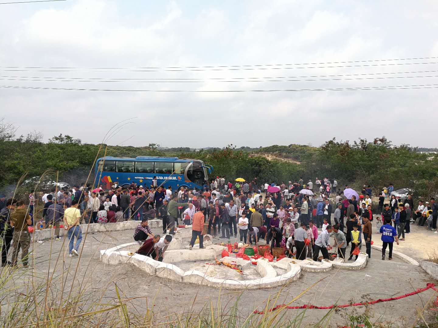 2018年屋昌村有村民前往文林村祭拜開基始祖陳翠庵公墓