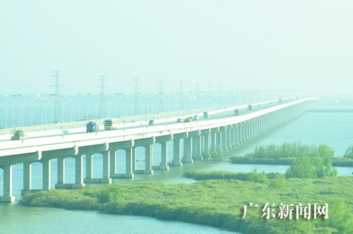 車水馬龍的東海島大橋