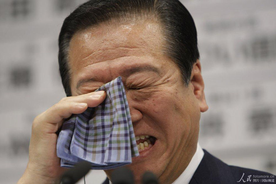民主黨贏得大選，小澤喜極而泣