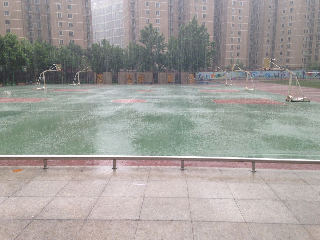 籃球場雨景