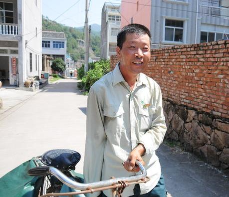 鄭小平(臨海市郵政局東洋郵政支局郵遞員)