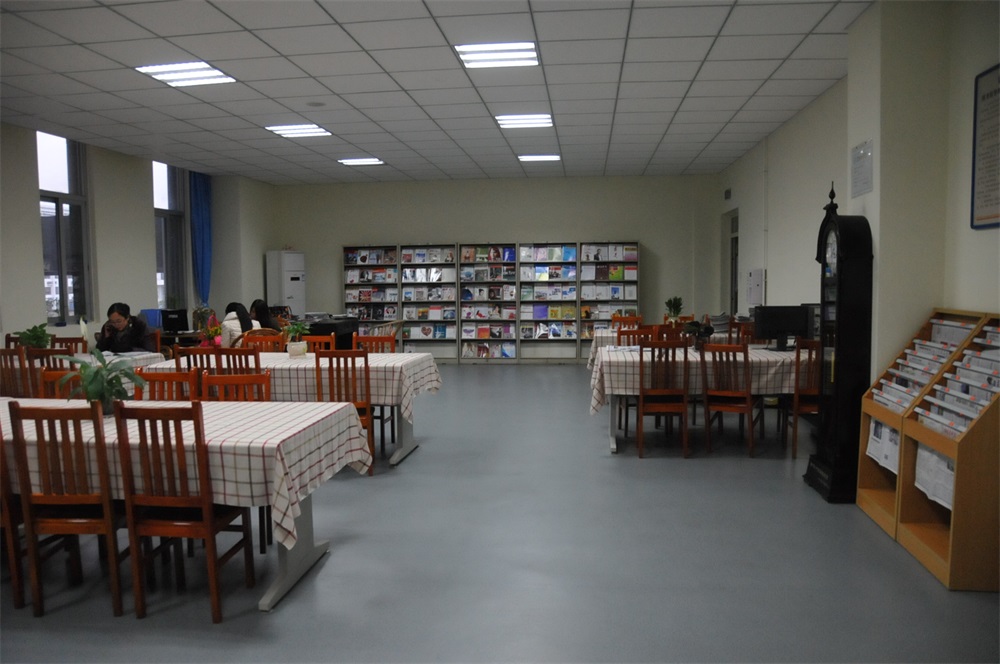 瀘州老窖天府中學教師閱覽室
