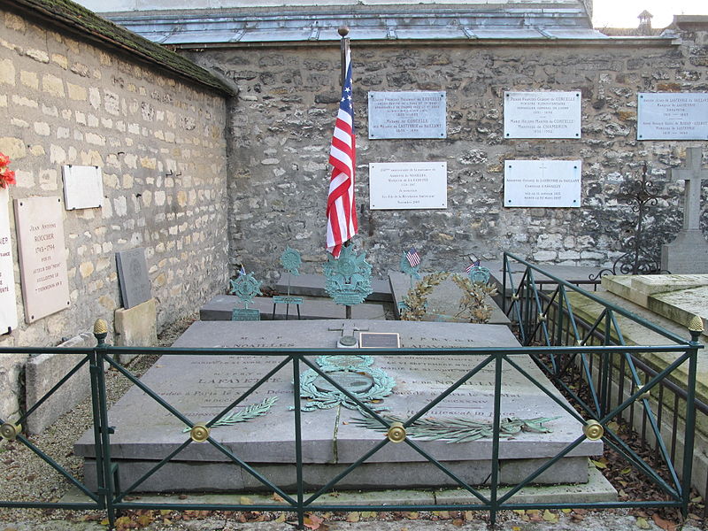 拉法耶特墓前的美國國旗