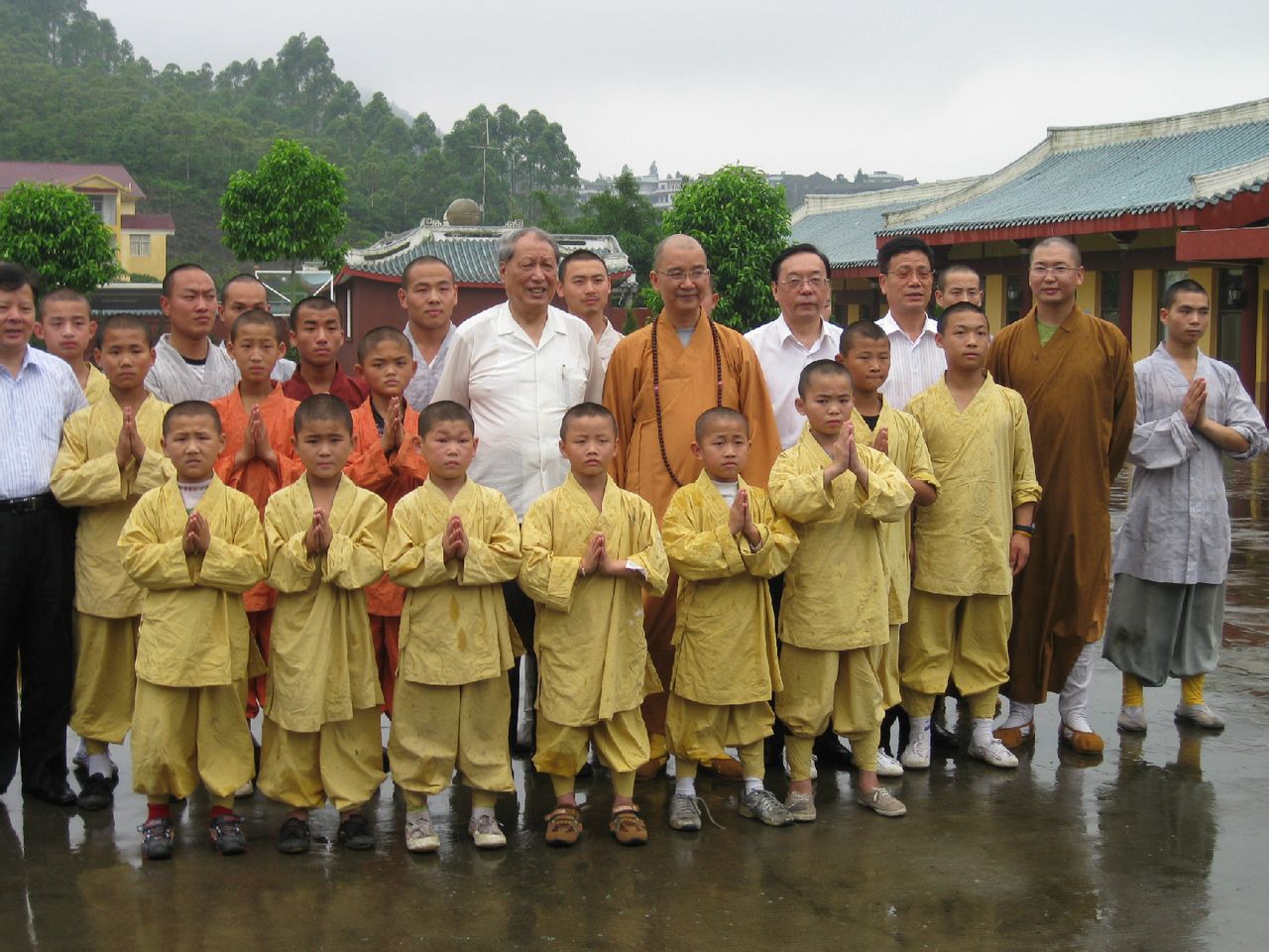 廣如帶領南少林寺武僧團與成思危副委員長