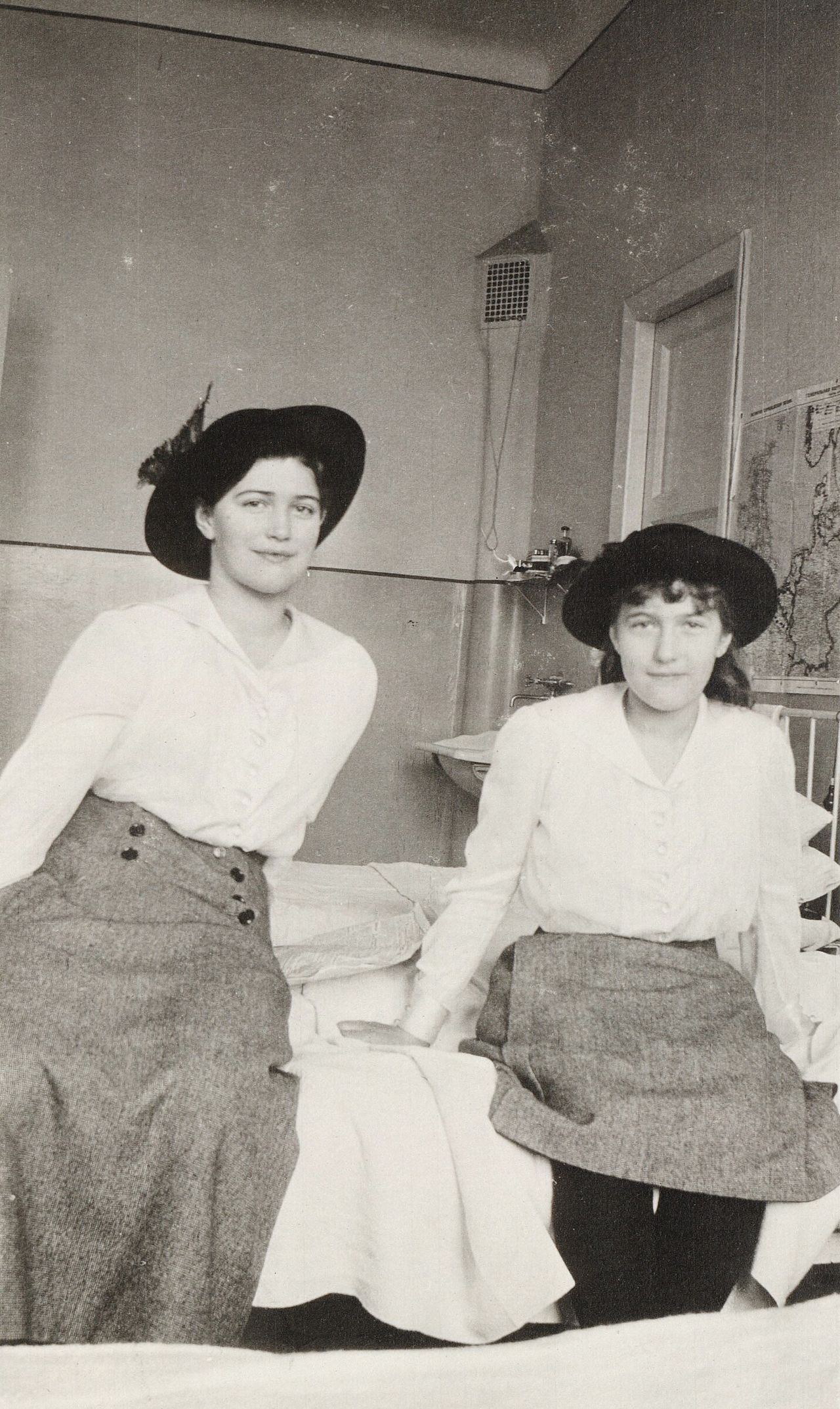 與姐姐瑪麗亞於1915年左右前往醫院探望