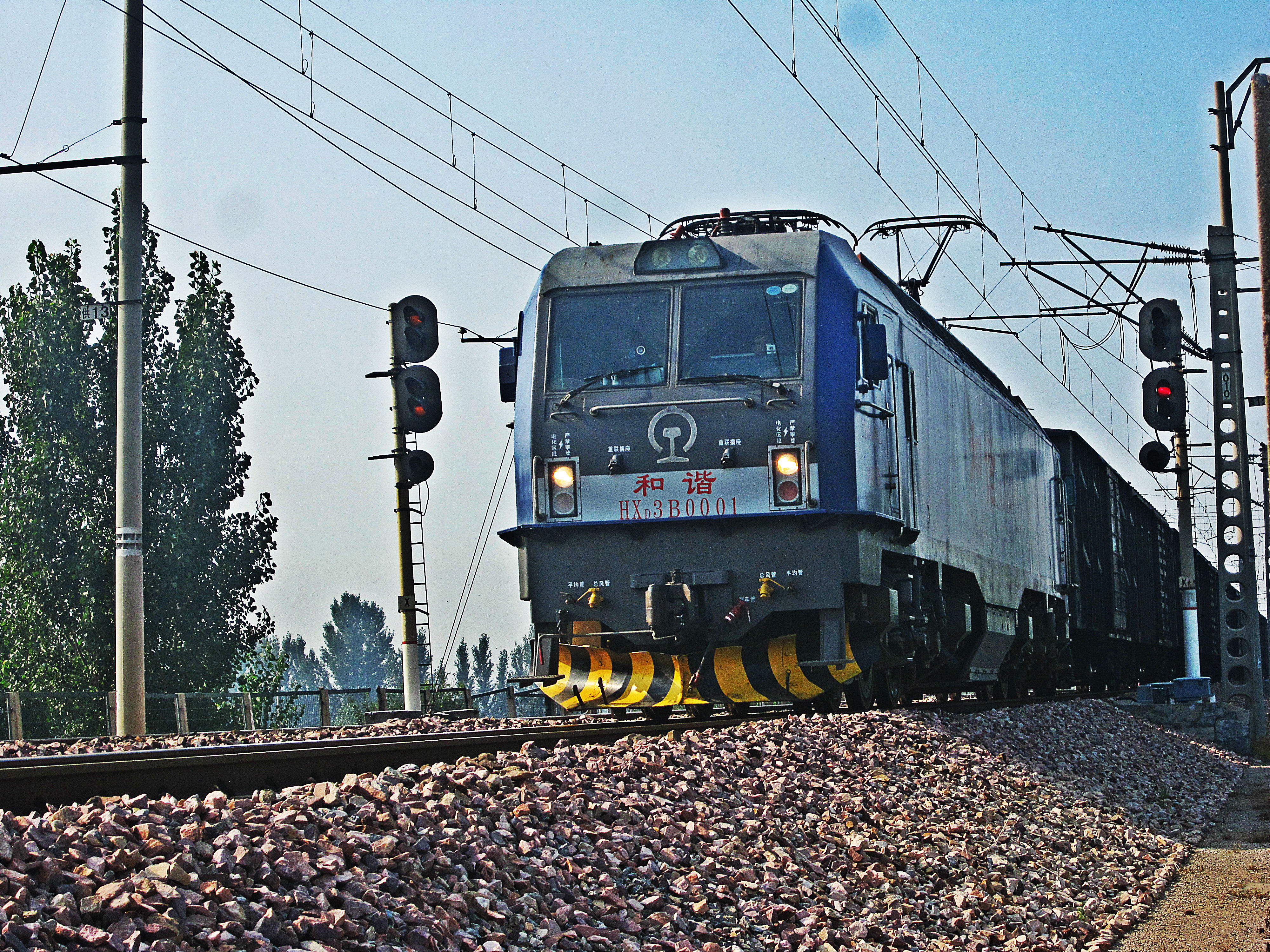 HXD3B0001牽引貨列京九線邢家村站發車