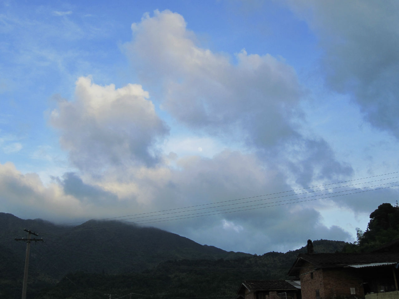 山頂常常雲霧繚繞