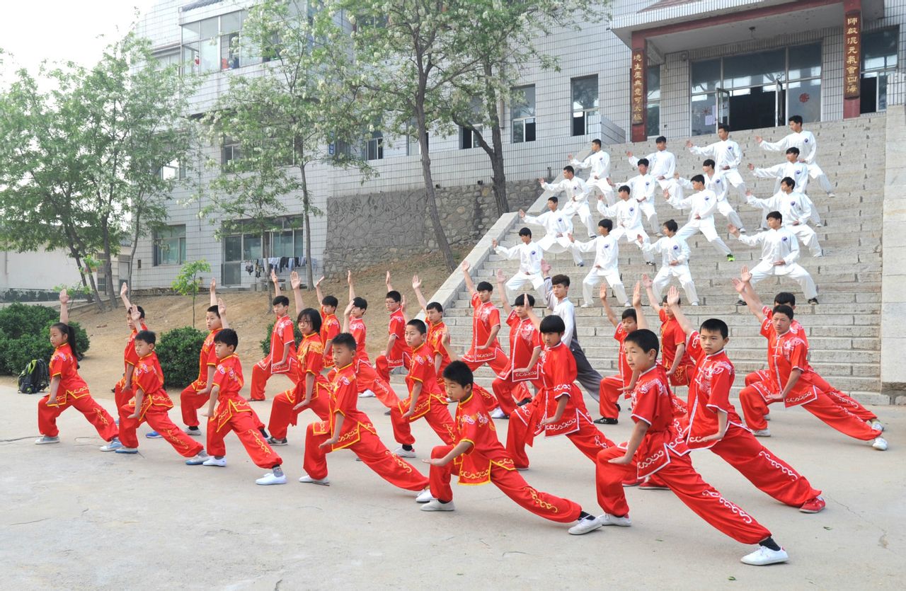 武術套路學生表演排練中