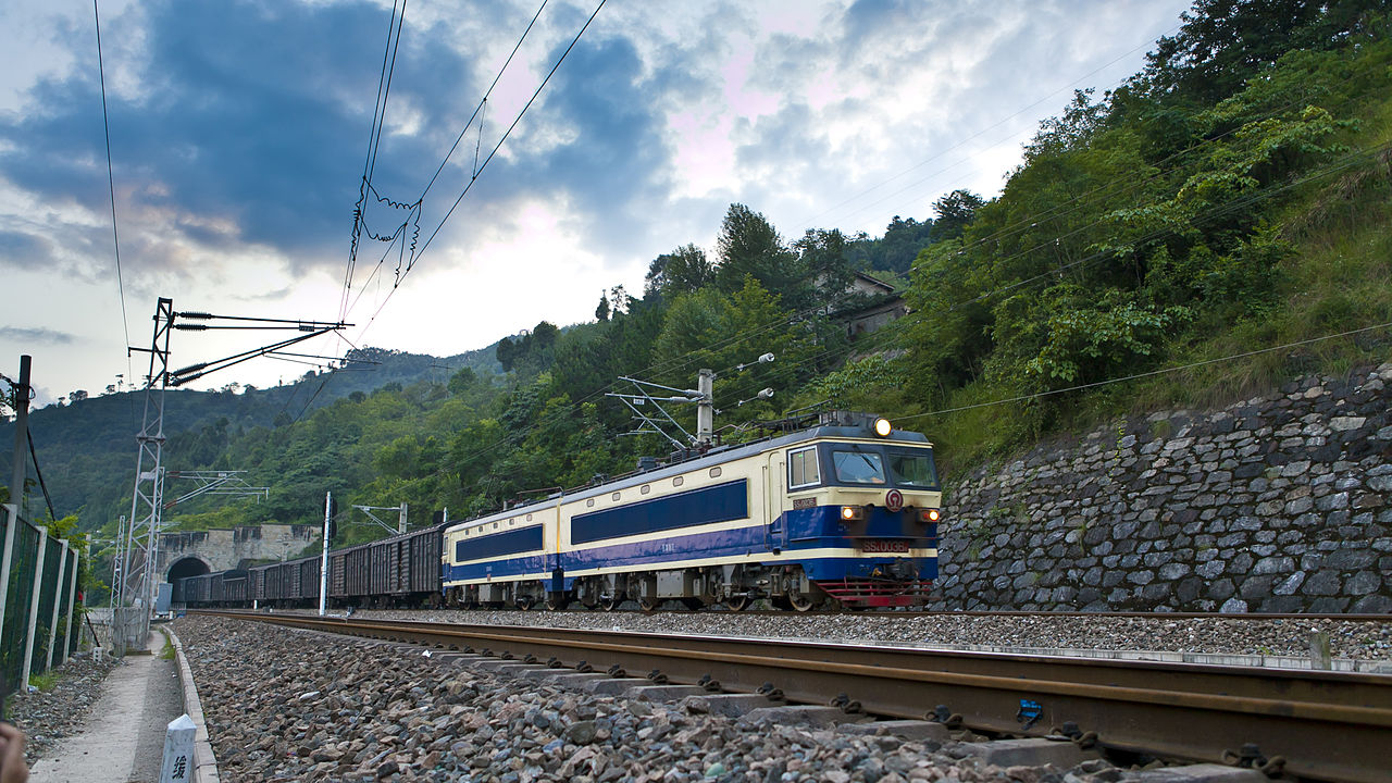 韶山4型0036號機車運行在寶成鐵路陽平關附近