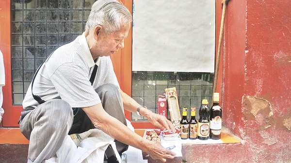 潘松年會自製一些醬油到街上擺賣