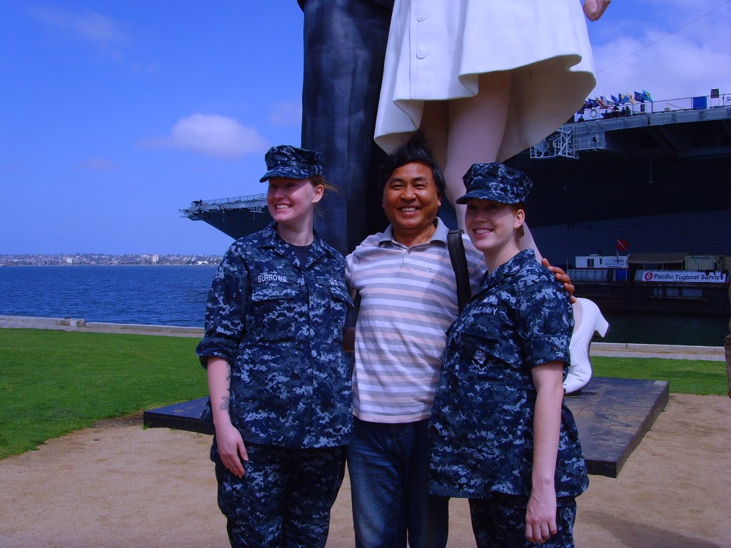 在聖地亞哥軍港與美國女兵合影