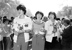 　一九八五年女排姑娘訪文昌，民眾夾道歡迎
