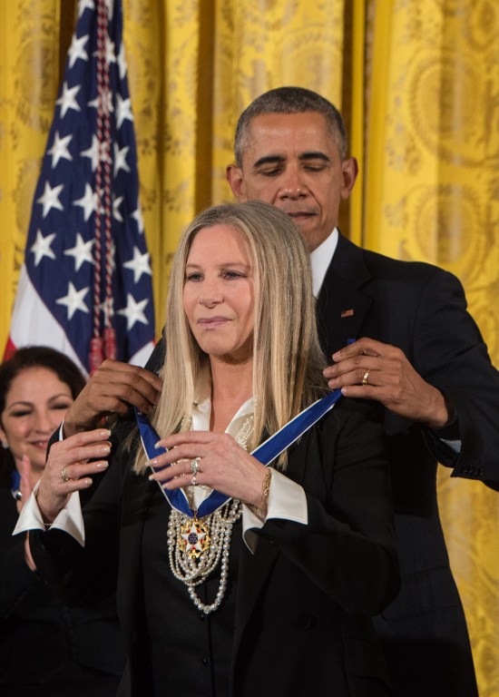 歐巴馬為其頒發總統自由勳章