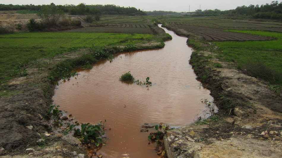 農田灌溉用水受到工業廢水廢渣污染
