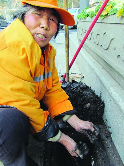 杜孫氏徒手將淤泥爛葉捧出陰溝