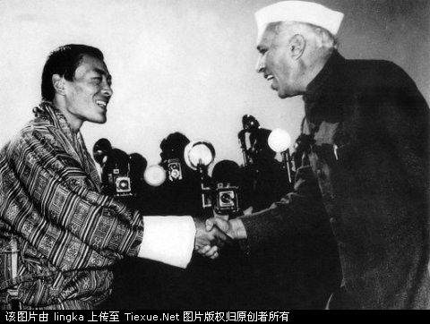 1958年，不丹三世國王與尼赫魯（右）