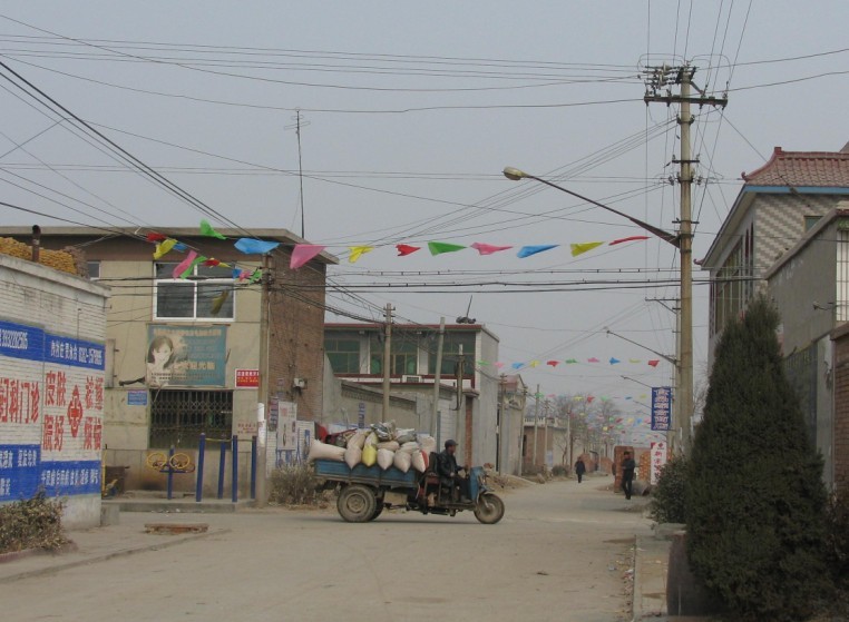 西甄村中心街路口