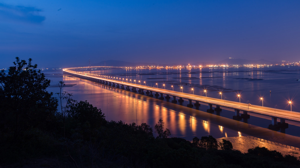 廈漳大橋“蛟龍出海，南北輝映”