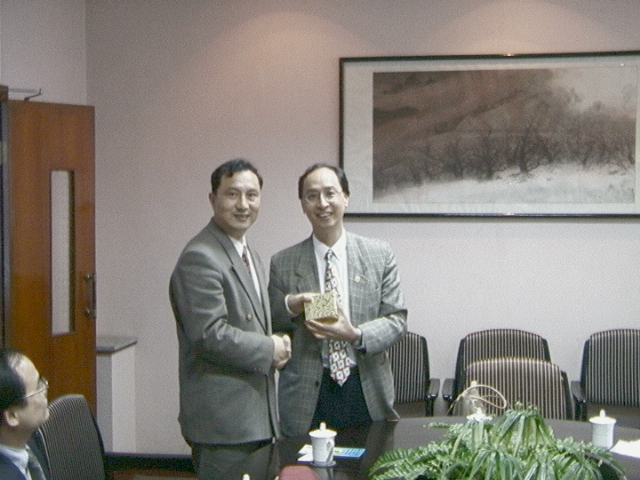 Prof.  HOU Xian Rong 侯先榮教授（左）