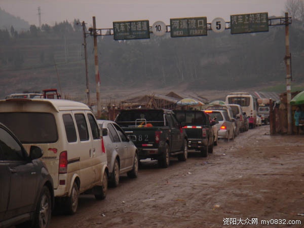 河溪渡口車輛排隊過河