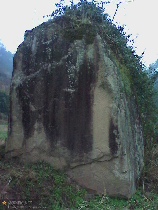 東嶽溪峽口飛來石