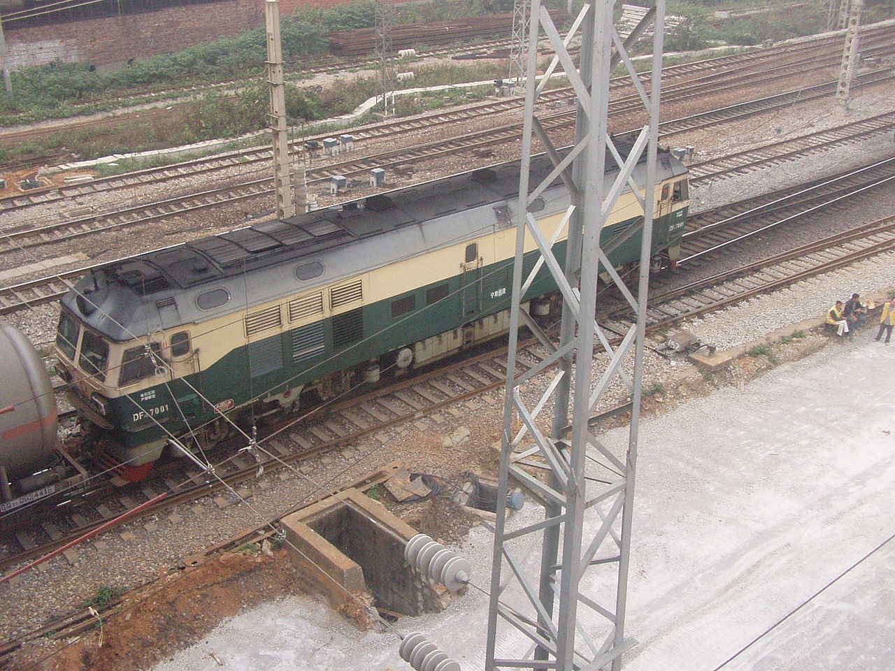 東風4D型7001號機車牽引貨列駛入柳州南站