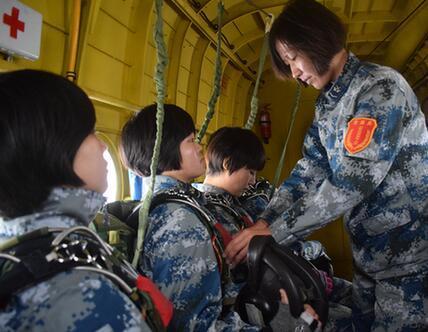 中國人民解放軍空降兵女投放員