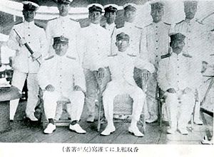 香取艦上人員合照，前左為憲和，中為裕仁