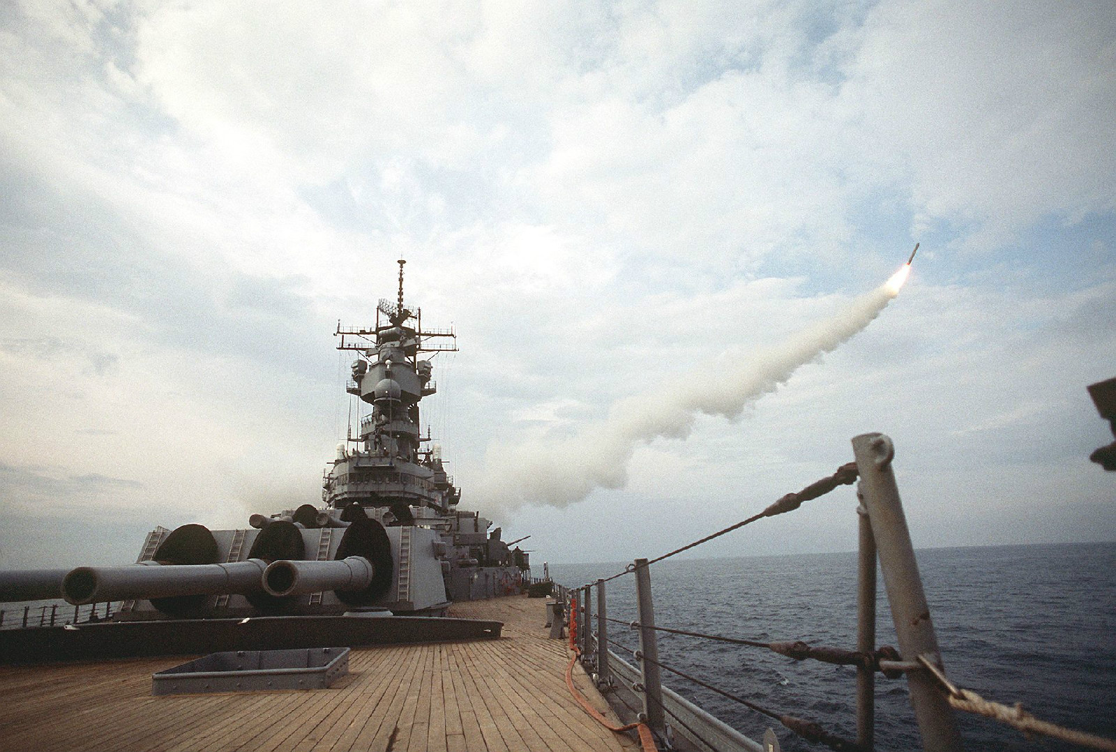 1991年沙漠風暴行動，密蘇里號發射戰斧飛彈