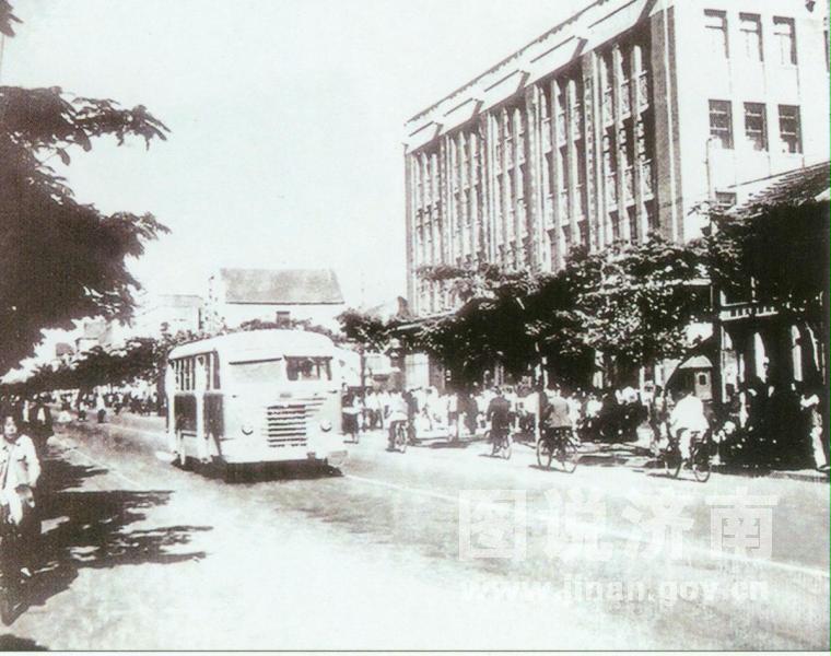 55年的泉城路百貨大樓附近街景