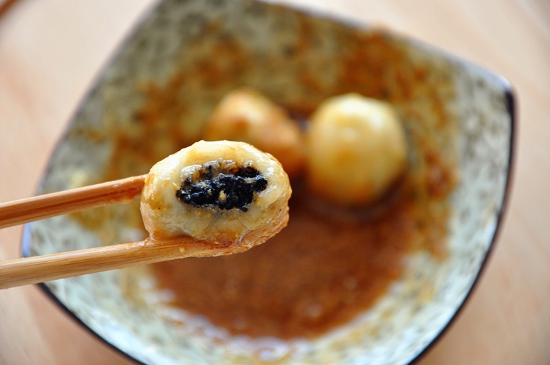 芝麻餡兒豆麵湯圓