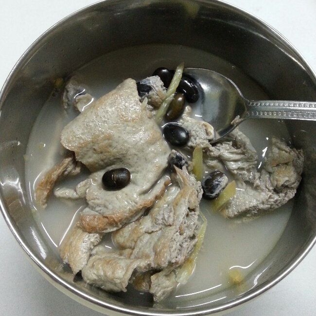 黑豆滾雞蛋湯