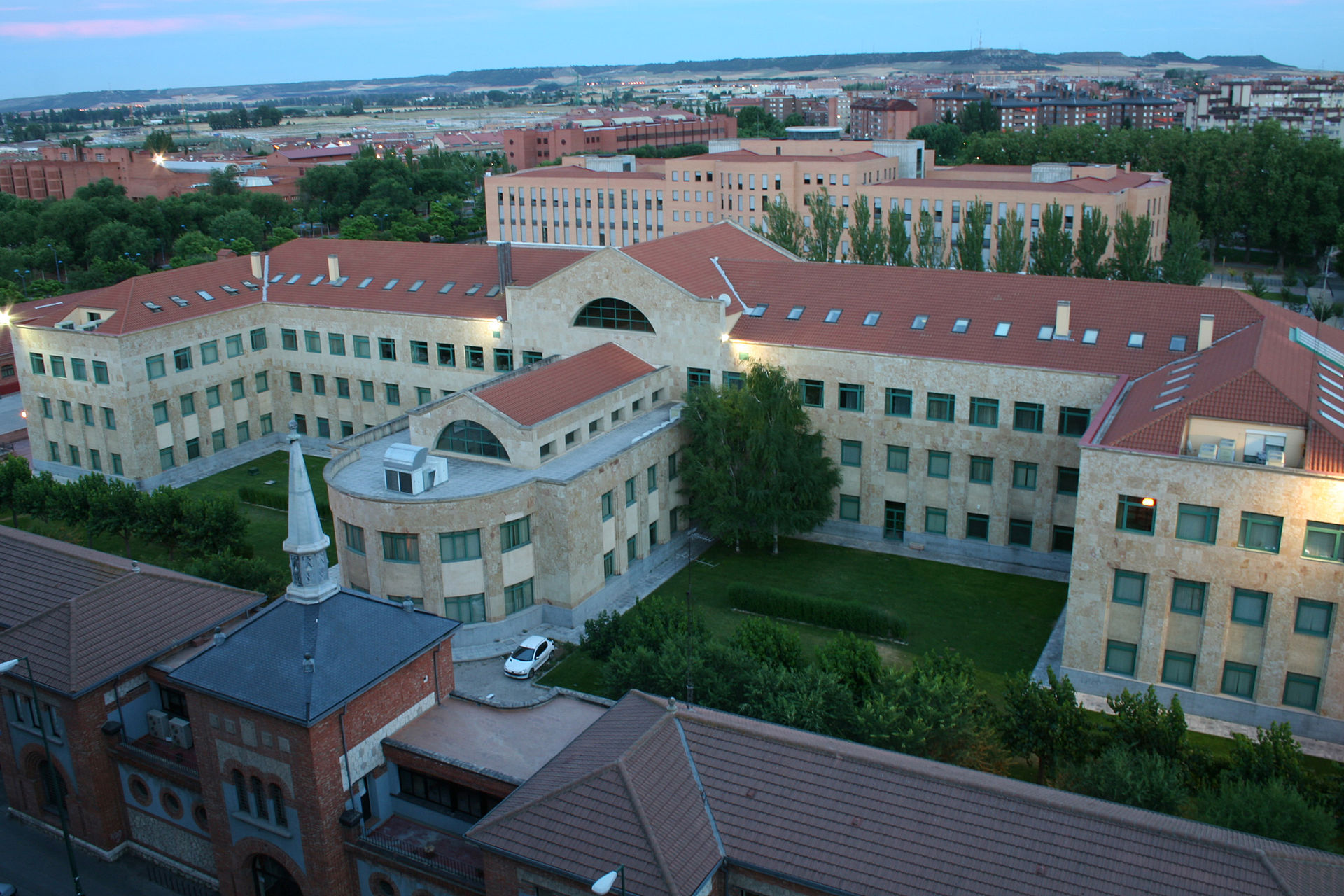 貿易學院 Facultad de Comercio