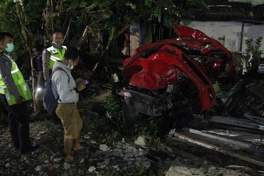 4·25印尼泗水私家車與火車相撞事故