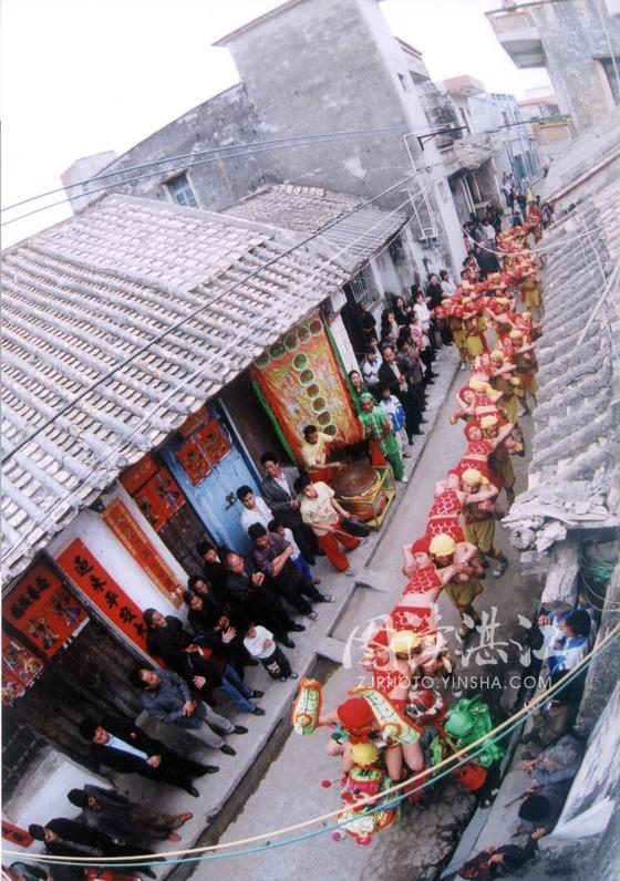 長長的東海島人龍舞穿街過巷