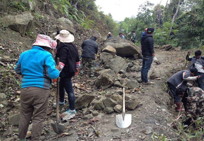 2015年5月黨員、團員、積極分子義務維修甘蔗基地道路