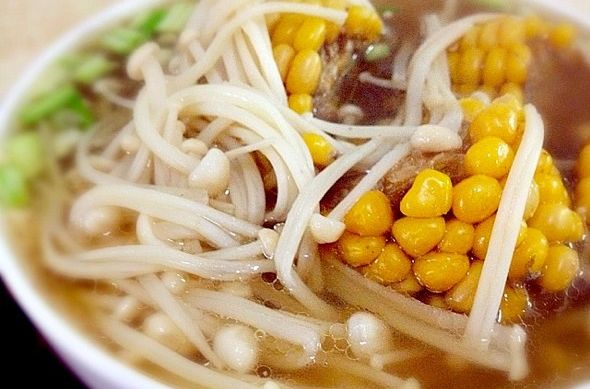 金針菇豆腐排骨湯